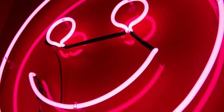 Glad smiley i neonrosa / neonrött.