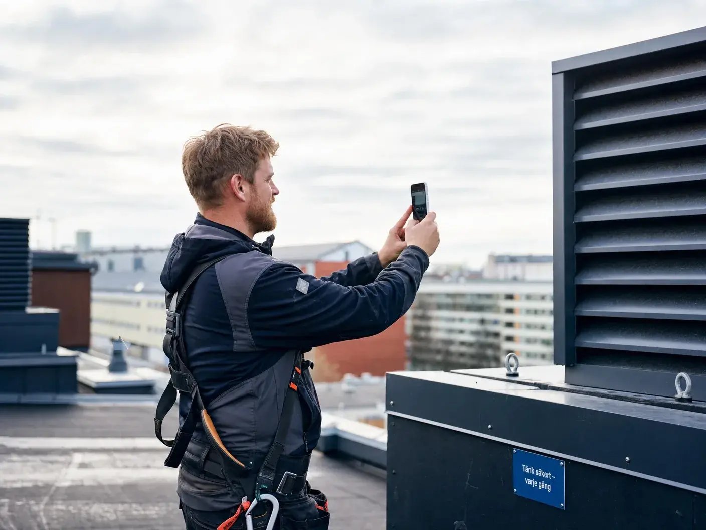 Medarbetare som dokumenterar utfört arbete i mobilen