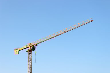 lyftkran med blå himmel