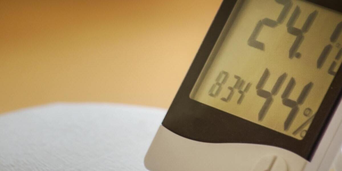 Termometer som visar 24,1 grader celsius i temperatur samt 44% luftfuktighet.