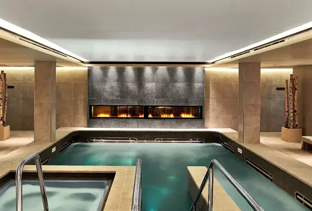Inomhuspool i ett spa hos LivNordic